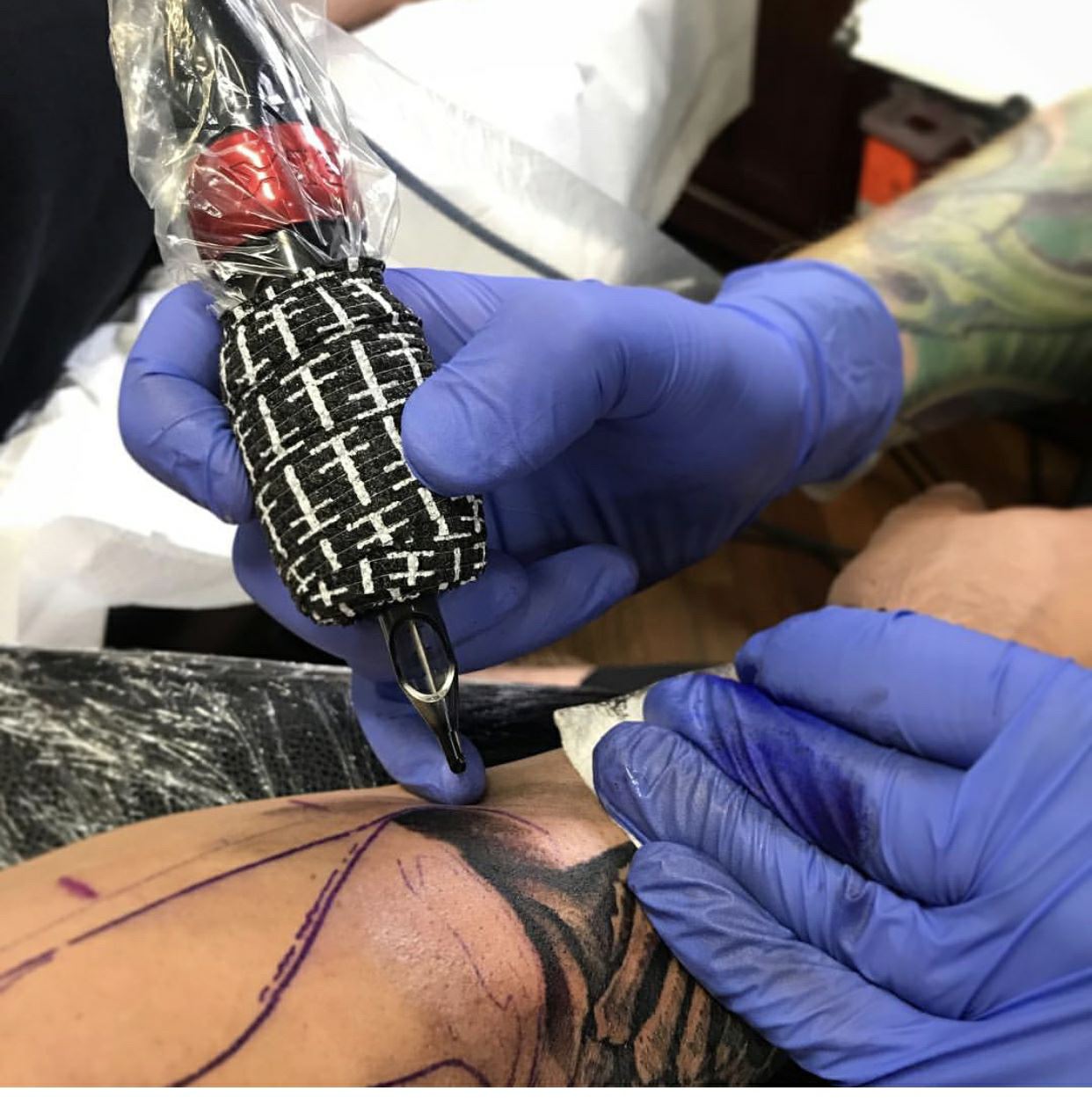 Itsensä tarttuva side tatuointikone